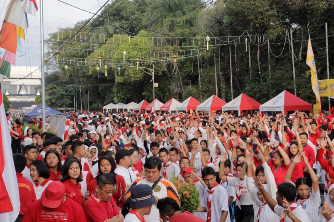 Antusias masyarakat mengenakan pakaian merah putih warnai pelaksanaan senam massal pada pagelaran Car Free Day menyambut HUT ke-78 RI dipusatkan di Jalan Merdeka, Minggu (13/8/2023). (Dok/Kominfo Pematangsiantar)
