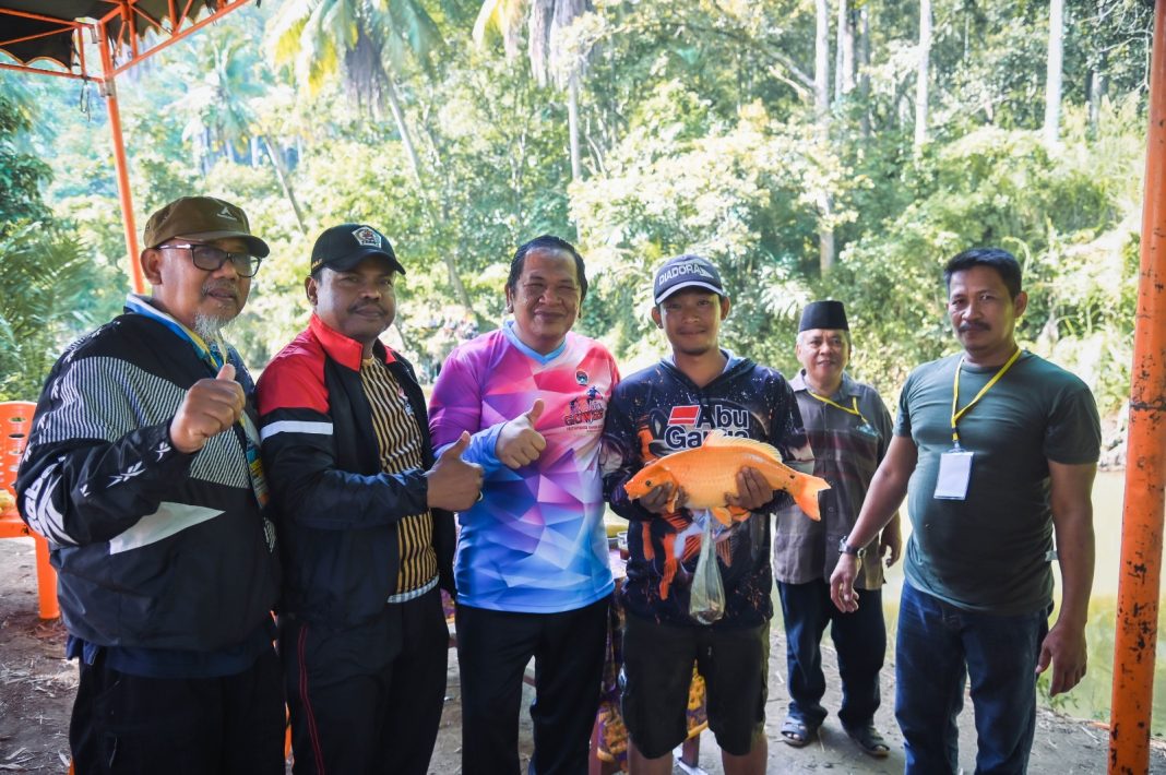Wali Kota Padangsidimpuan Irsan Efendi Nasution SH MM menyaksikan salah seorang pemancing memegang ikan besar, Minggu (13/8/2023). (Dok/Kominfo Padangsidimpuan)