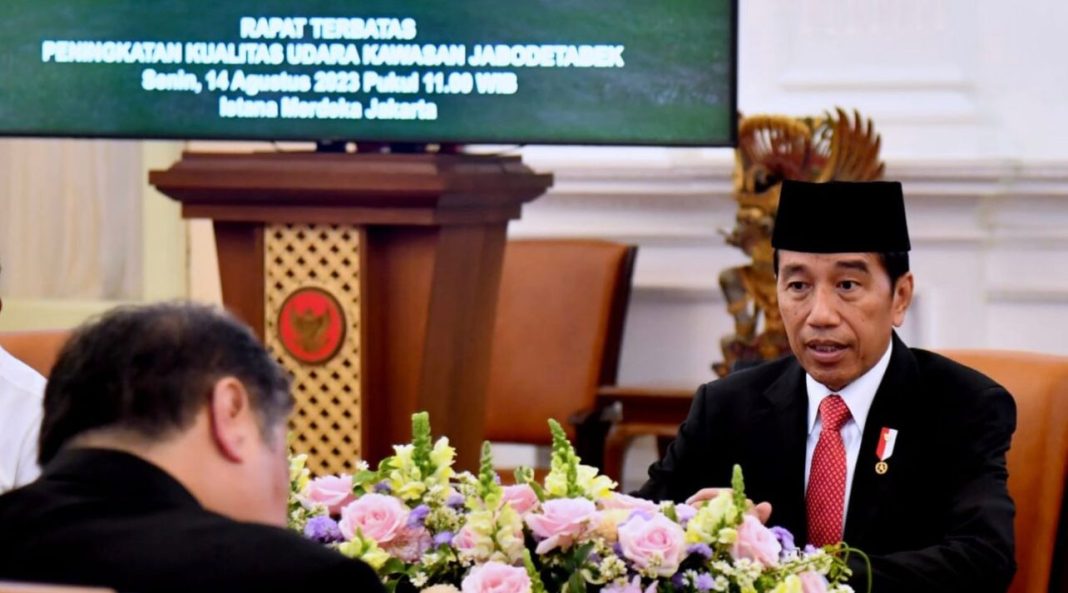 Presiden Jokowi menggelar rapat terbatas bersama sejumlah jajarannya untuk membahas kualitas udara di wilayah Jabodetabek yang dinilai sangat buruk dalam sepekan terakhir yang digelar di Istana Merdeka, Jakarta, Senin (14/8/2023).