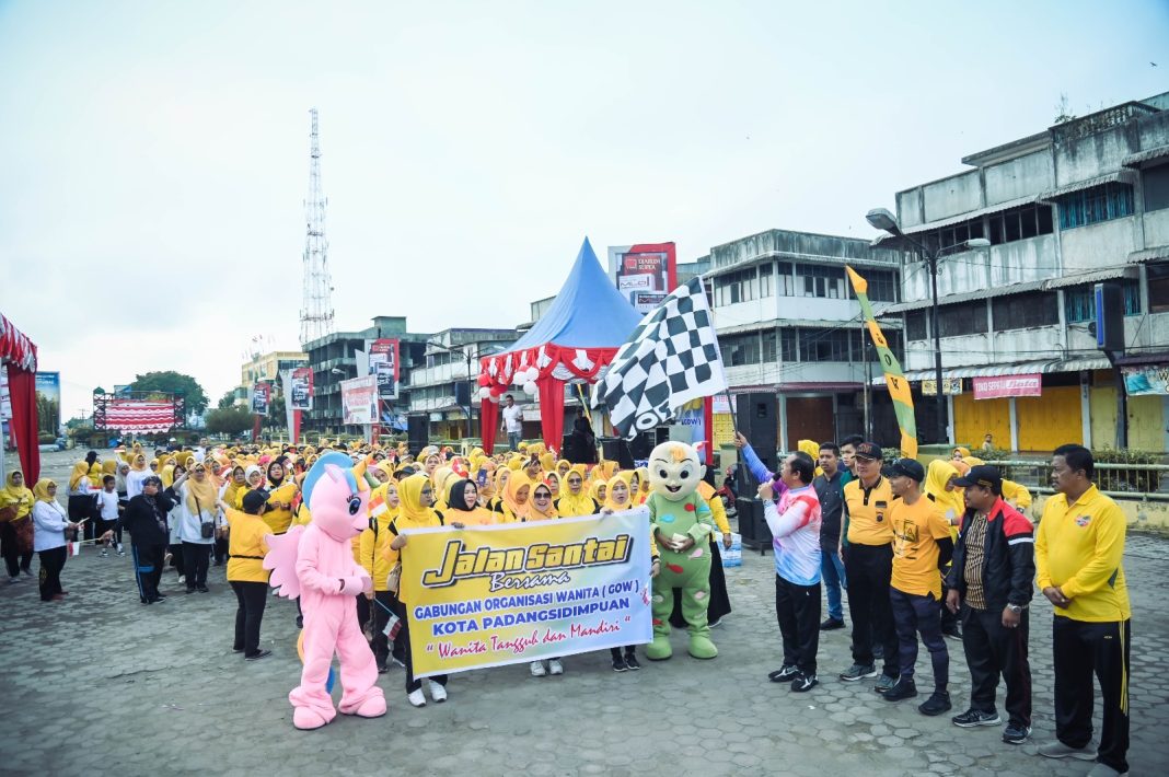 GOW Kota Padangsidimpuan mengadakan jalan santai dalam meningkatkan silaturahmi. Dalam gambar, para peserta jalan santai sedang munyusuri ruas jalan Kota Padangsidimpuan, Minggu (13/8/2023).