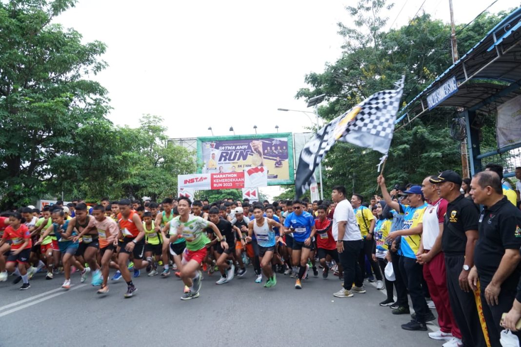 Ketua DPRD Tebingtinggi Basyaruddin Nasution melepas peserta Marathon Kemerdekaan, yang berpusat di Lapangan Merdeka, Jalan Sutomo, Minggu (13/8/2023).