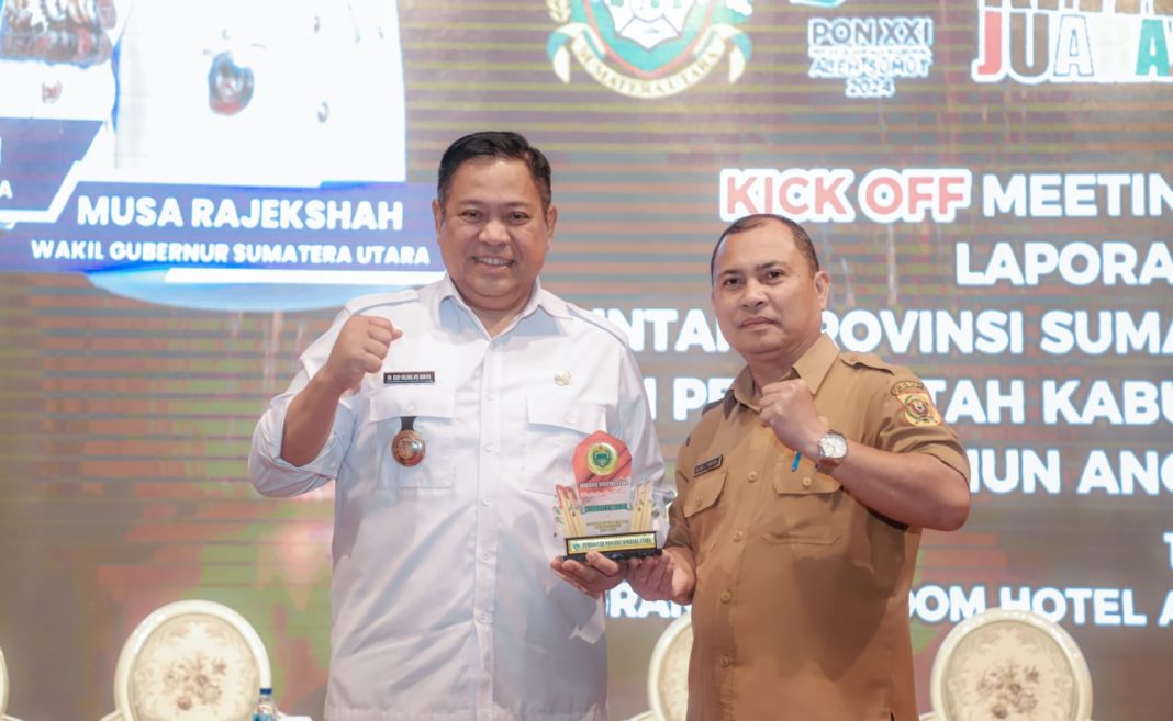 Bupati Dairi Eddy KA Berutu didampingi Pejabat Sekda, Surung Charles Bancin terima piagam penghargaan dari Gubernur Sumut di Medan, Senin (14/8/2023).