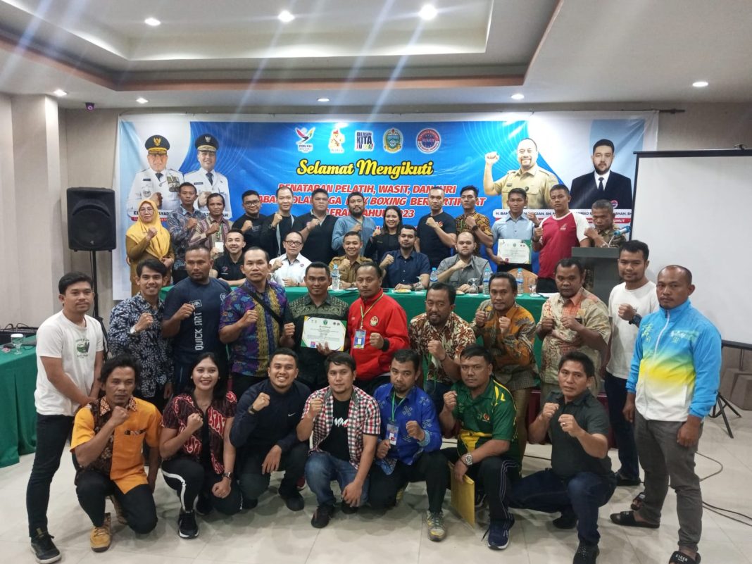 Peserta Penataran Pelatih, Wasit dan Juri Cabang Olahraga Kick Boxing Bersertifikat Daerah Tahun 2023 foto bersama usai penutupan kegiatan di Medan, Senin (14/8/2023).