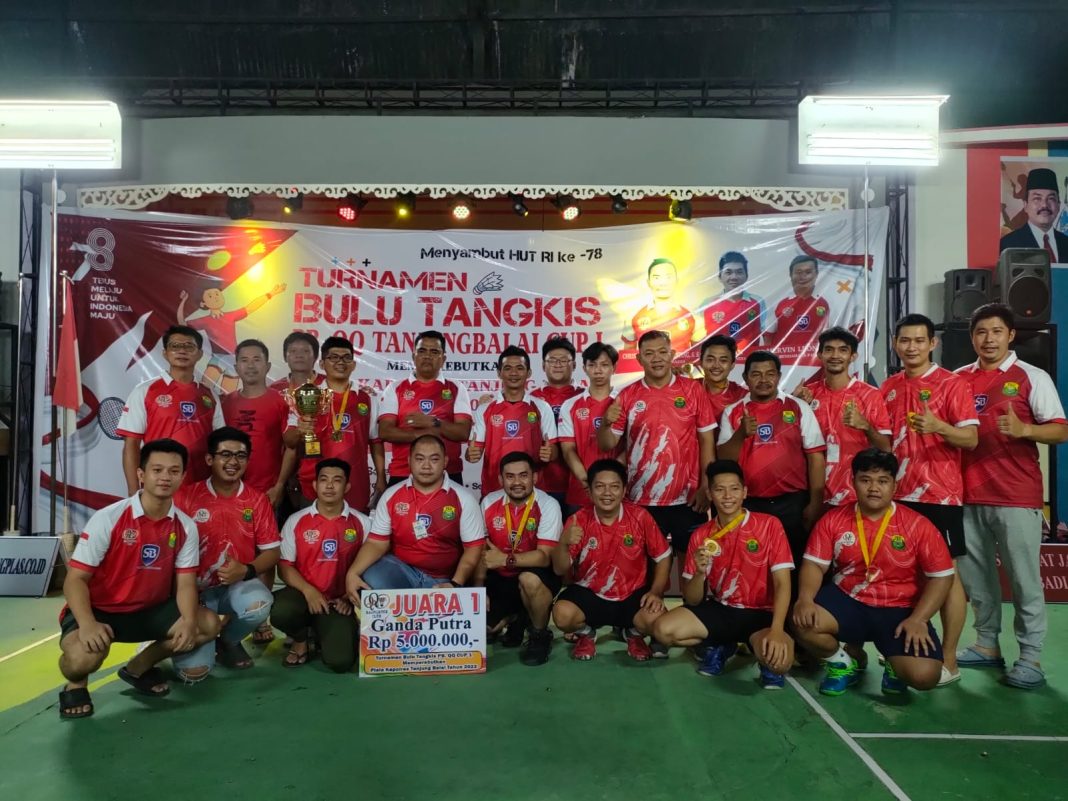 Tim PB Qiu Qiu (A) berfoto bersama setelah berhasil menjuarai turnamen Bulu Tangkis Piala Kapolres Tanjungbalai, di Lapangan Pattimura Hall Jalan Ahmad Yani, Tanjungbalai, Minggu (13/8/2023) malam. (Dok/Humas)