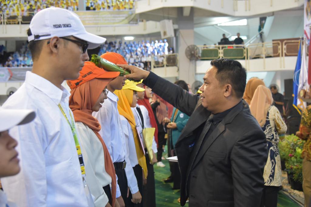 Rektor Universitas Negeri Medan Prof Dr Syamsul Gultom menepungtawari mahasiswa baru di kampus Unimed, Selasa (15/8/2023). (Dok/Unimed)