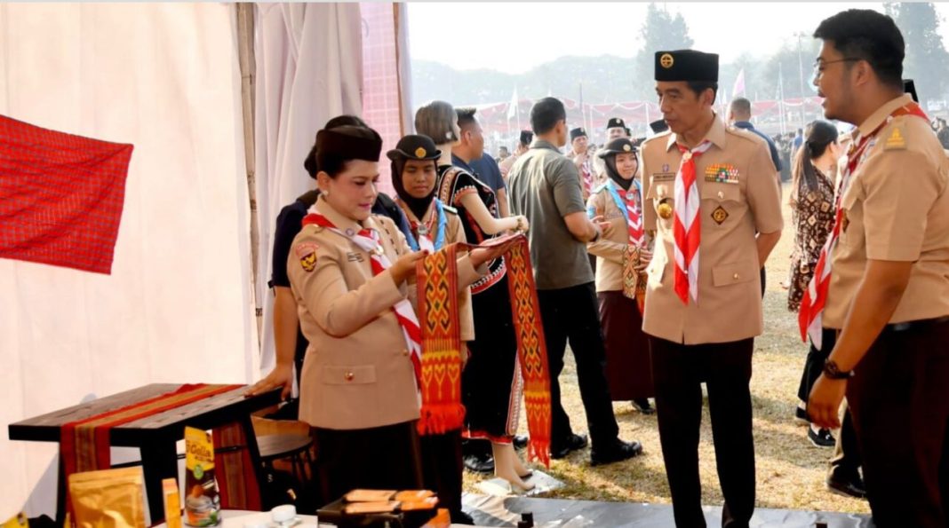 Presiden RI Jokowi didampingi Iriana Jokowi meninjau langsung kegiatan Raimuna Nasional XII Gerakan Pramuka Tahun 2023 yang digelar di Bumi Perkemahan Pramuka Cibubur, Jakarta, Selasa (15/8/2023).