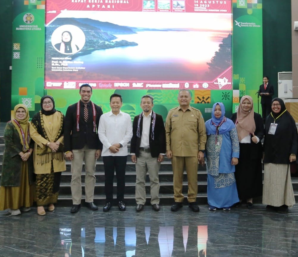 Rektor USU Prof Muryanto Amin hadir dan foto bersama pada Rakernas APTARI di Medan. (Dok/BOC)
