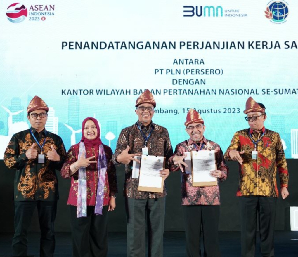 Para GM menandatangani dan menerima sertifikat perjanjian kerja sama antara Unit Induk PT PLN dengan Kepala Kantor Wilayah BPN se-Sumatera di Ballroom Hotel Novotel Palembang, Selasa (15/8/2023). (Dok/PLN)