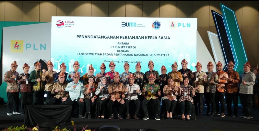 Foto bersama Kepala Kantor Wilayah BPN bersama General Manager Regional Sumatera. (Dok/PLN)