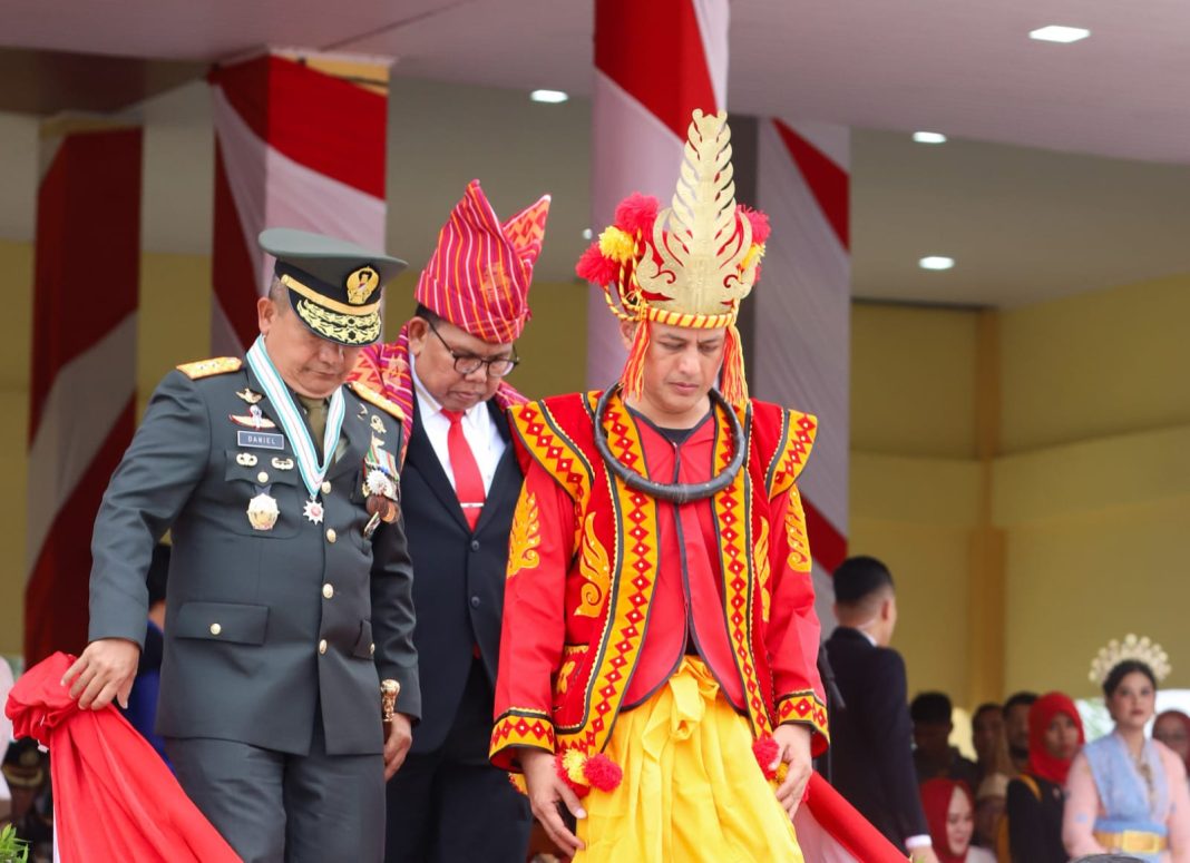 Wakil Gubernur Sumut Musa Rajekshah mengenakan baju daerah Nias Selatan, Baru Oholu, dalam upacara HUT ke 78 RI di Lapangan Astaka, Jalan William Iskandar, Deliserdang, Kamis (17/8/2023). (Dok/Kominfo Sumut)