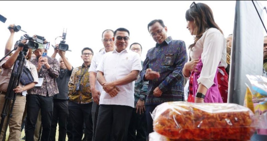 GM PLN UID Sumut Awaluddin Hafid (baju batik) menjelaskan berbagai produk andalan rumah BUMN Sibolga kepada Kepala staf Kepresidenan, Jenderal TNI (Purn) Dr H Moeldoko SIP MA. (Dok/PLN)