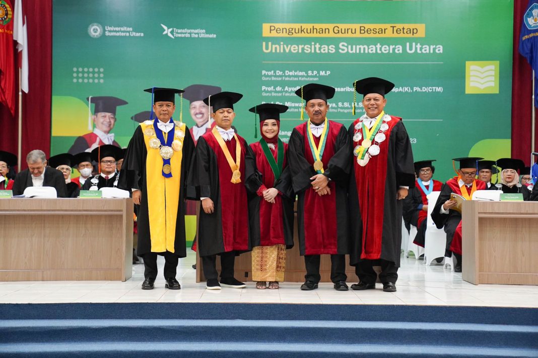 Rektor Prof Dr Muryanto Amin foto bersama dengan 3 guru besar yang dikukuhkan. (Dok/USU)