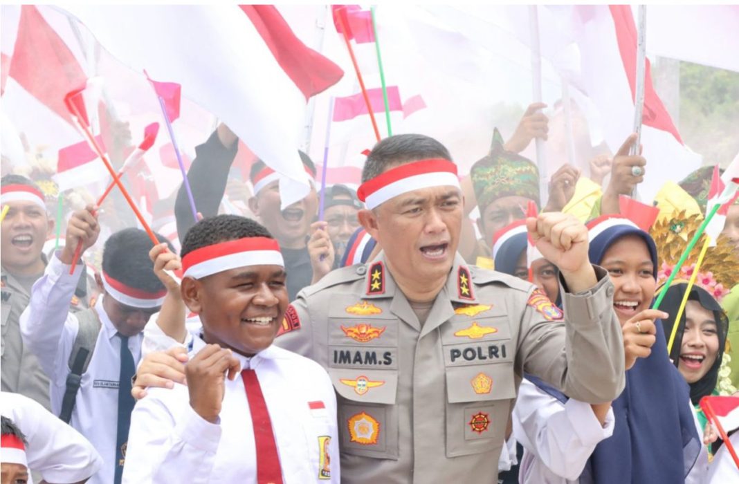 Kapolda Kaltim Irjen Pol Drs Imam Sugianto bersama masyarakat melaksanakan pembentangan serta pemasangan bendera merah putih di jembatan Pulau Balang.