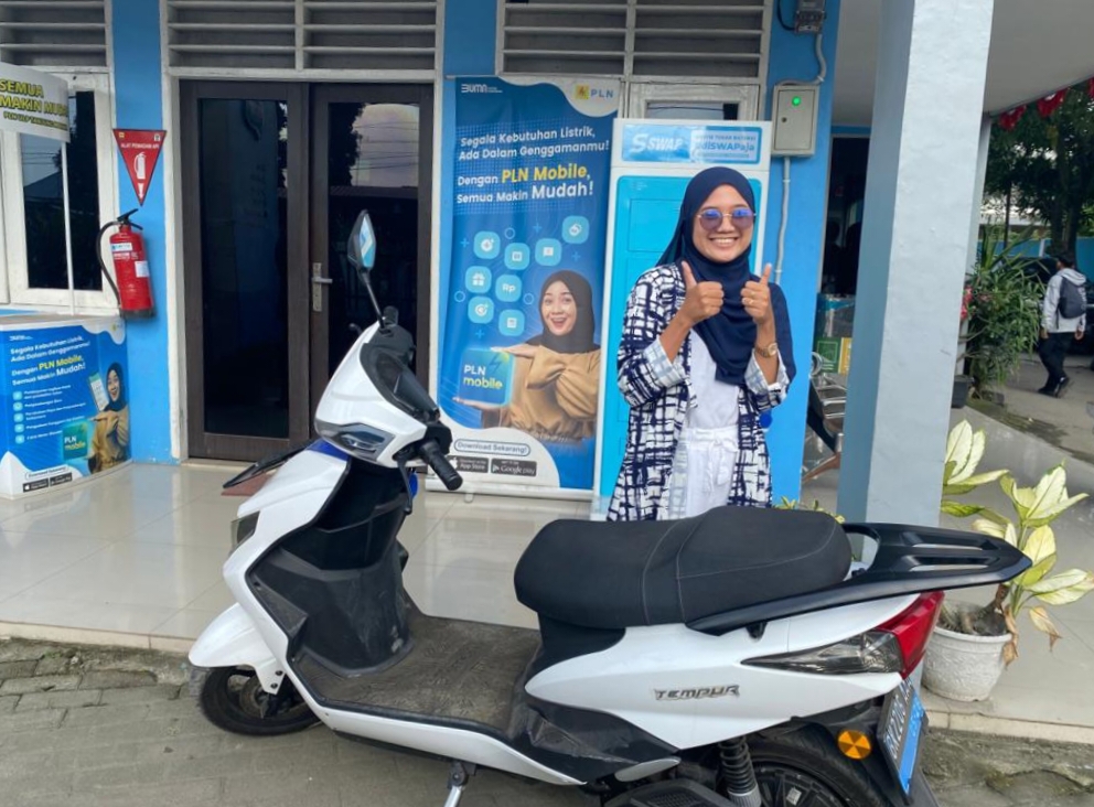 Siti merasa gembira dapat melanjutkan aktivitasnya setelah melakukan penggantian baterai di swap poin PLN ULP Tanjung Morawa, Deliserdang, Sumut. (Dok/PLN)