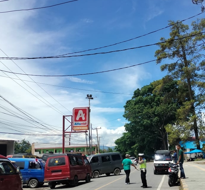 Personel melakukan pengamanan arus lalulintas sekaligus monitor antisipasi tawuran pelajar di Soposurung Balige, Jumat (18/8/2023). (Dok/Polsek Balige)