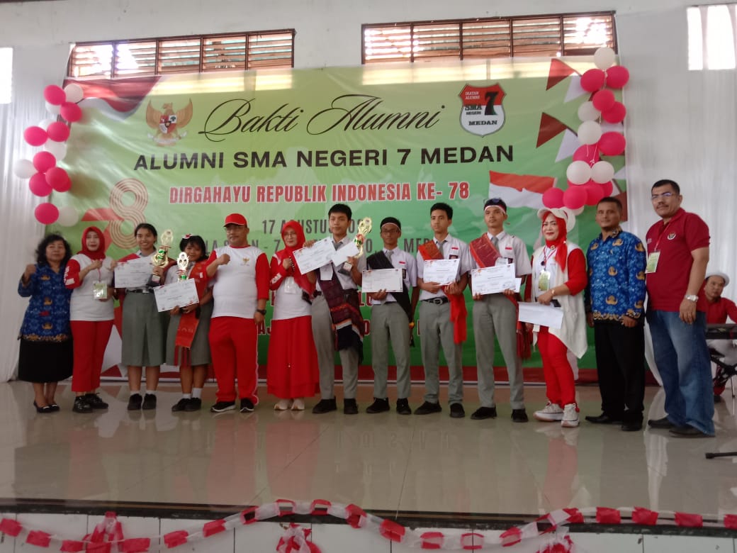 Siswa-siswi SMAN 7 Medan yang berhasil meraih juara dalam kegiatan lomba pidato berbahasa Inggris dan lomba lainnya foto bersama dengan pengurus DPP IKA SMAN 7 Medan dan para guru di SMAN 7 Medan, Jumat (18/8/2023).