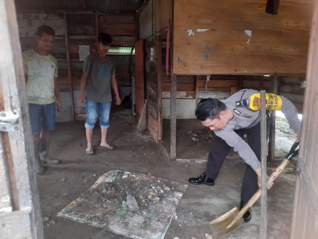 Personel Polsek Siantar Utara membersihkan rumah warga yang terkena banjir di Jalan Cemara, Kelurahan Kahean, Kecamatan Siantar Utara, Jumat (18/8/2023) (Dok/Humas Polres Pematangsiantar)