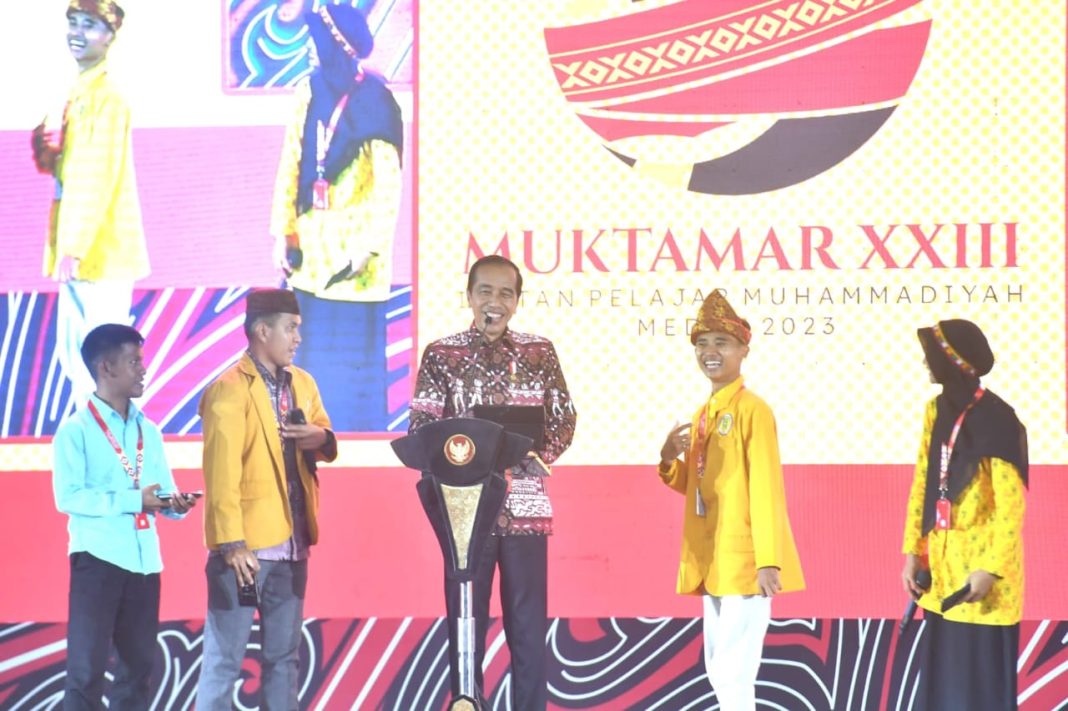Presiden Jokowi berdialog dengan empat orang kader IPM, pada pembukaan Muktamar ke-23 IPM, di Deliserdang, Provinsi Sumut, Sabtu (19/8/2023).