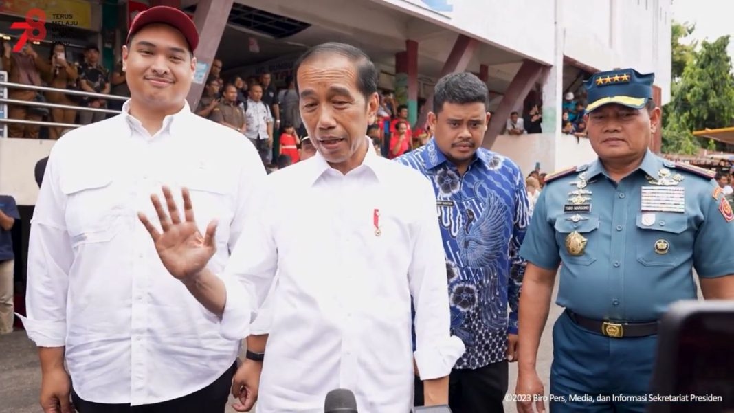 Presiden Jokowi didampingi Menpora Dito Ariotedjo, Panglima TNI Laksamana Yudo Margono, dan Wali Kota Medan Bobby Nasution memberikan keterangan pers usai meninjau Pasar Sukaramai, Medan, Sumut, Sabtu (19/8/2023).