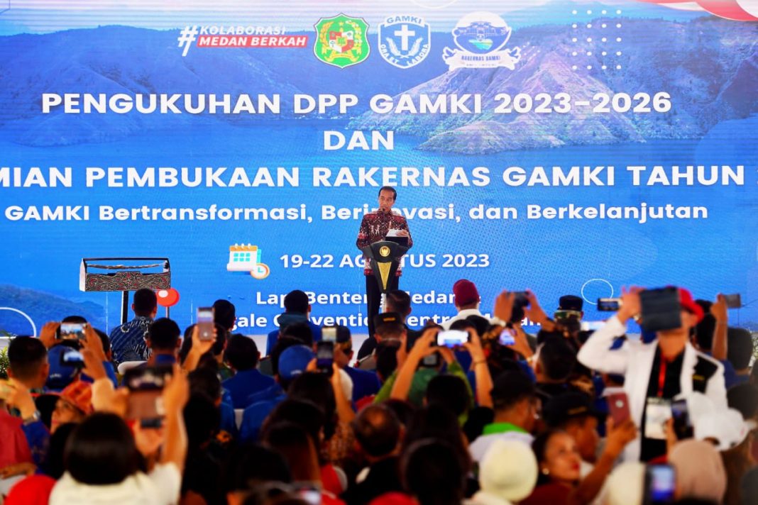 Presiden Jokowi saat menghadiri pengukuhan kepengurusan DPP dan peresmian pembukaan Rakernas GAMKI Tahun 2023, di Lapangan Benteng Medan, Provinsi Sumut, Sabtu (19/8/2023). (Dok/BPMI Setpres)