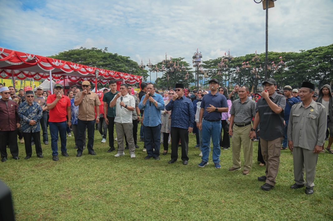Wali Kota Padangsidimpuan Irsan Efendi Nasution SH MM (tengah) ketika membuka lomba panjat pinang sebanyak 78 batang di Stadion HM Nurdin Padangsidimpuan, Sabtu (19/8/2023). (Dok/Kominfo Padangsidimpuan)