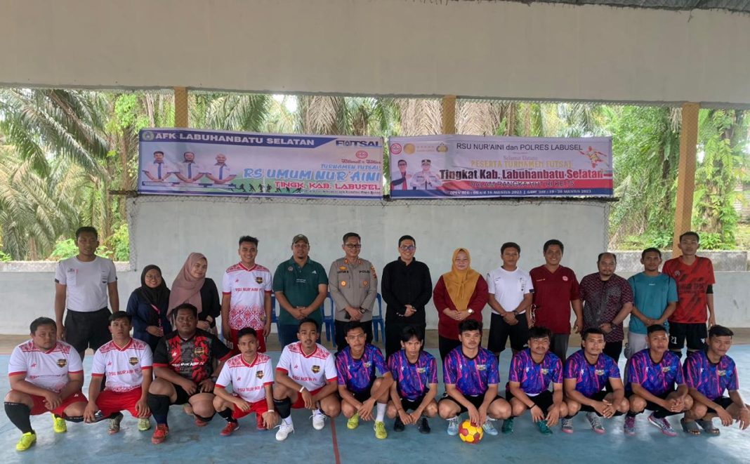 Direktur RS Nur'aini dr Dedi Nasution, Kapolres Labusel AKBP Catur Sungkowo dan tim futsal yang akan berlaga pada pembukaan turnamen futsal, Sabtu (19/8/2023).