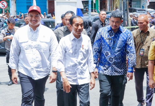 Presiden Jokowi didampingi Menteri Pemuda dan Olahraga Dito Ariotedjo dan Wali Kota Medan Bobby Nasution meninjau Pasar Sukaramai, Jalan Arief Rahman Hakim Medan, Sabtu (19/8/2023). (Dok/Kominfo Medan)