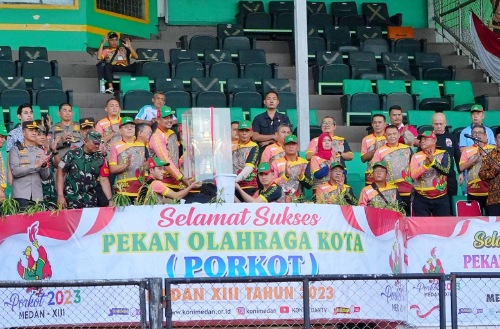 Wali Kota Medan Bobby Nasution saat membuka acara Porkot Medan ke XIII Tahun 2023 di Stadion Teladan Medan, Sabtu (19/8/2023). (Dok/Kominfo Medan)