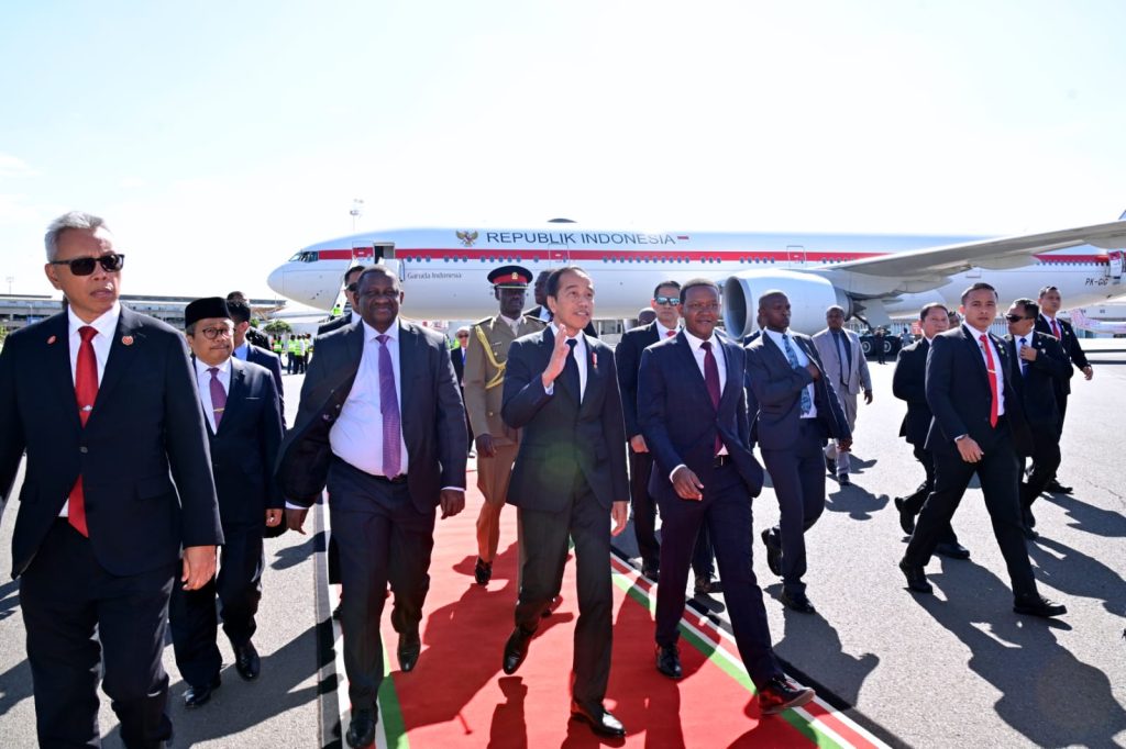 Presiden Jokowi tiba di Bandara Jomo Kenyatta Nairobi, Republik Kenya, Minggu (20/08/2023). (Dok/BPMI Setpres)