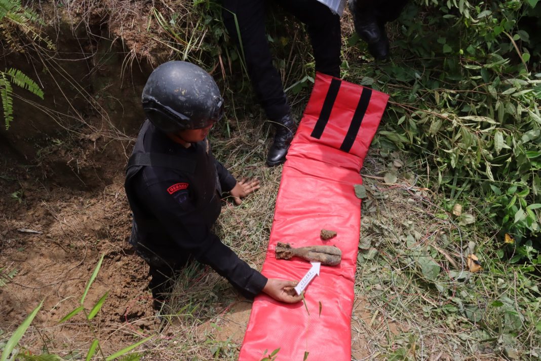 Petugas Jibom saat meledakkan/menghancurkan mortir aktif di kawasan Jalan Ring Road Tanjung Pinggir, Kecamatan Siantar Martoba, Minggu (20/8/2023). (Dok/Polres Pematangsiantar)