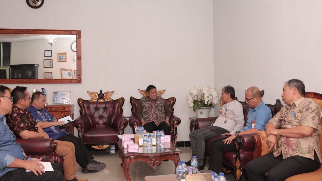 Bupati Dairi Eddy KA Berutu terima kunjungan Kepala Ombudsman Sumut Abyadi Siregar di rumah dinas bupati, Jumat (18/8/2023). (Dok/Kominfo Dairi)