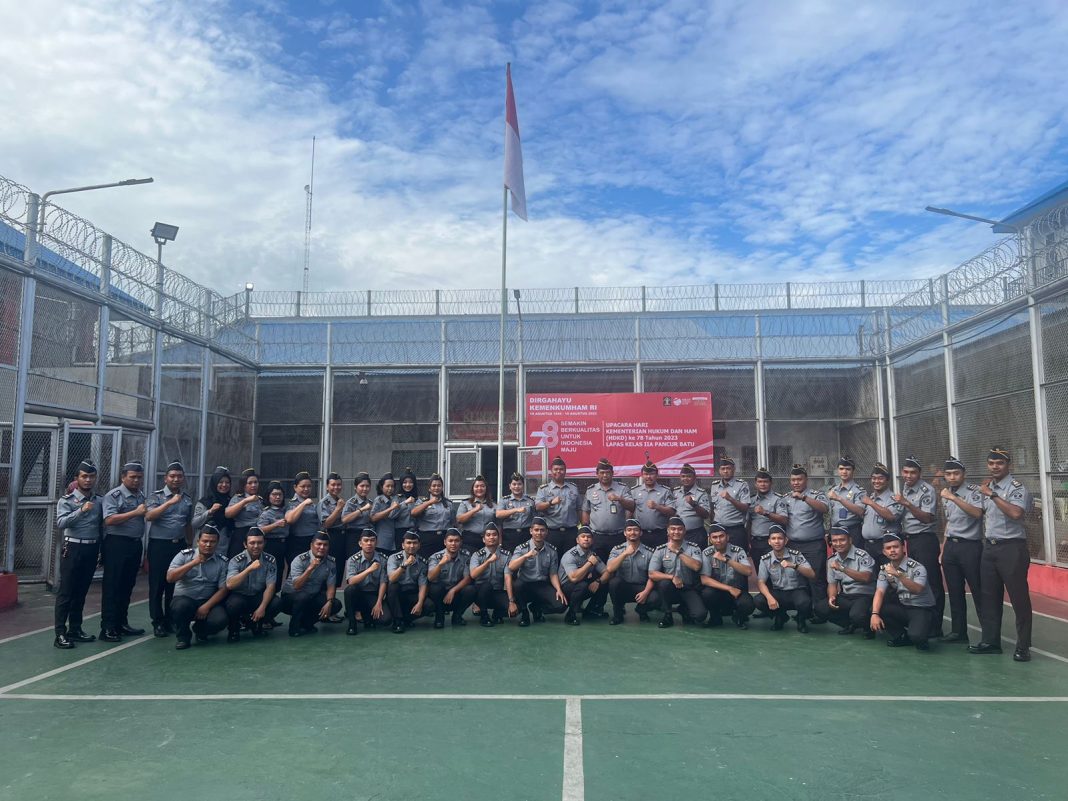 Pejabat struktural dan petugas Lapas Kelas IIA Pancurbatu foto bersama usai mengikuti upacara di Lapangan Lapas Pancurbatu, Senin (21/8/2023). (Dok/Humas Lapas Pancurbatu)