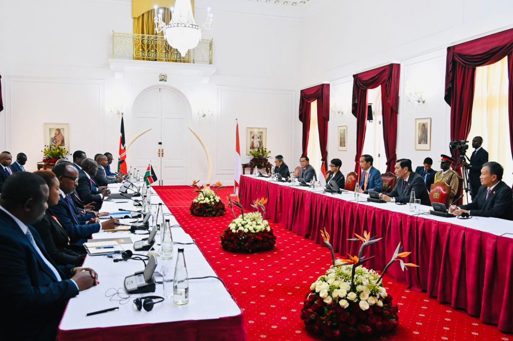 Presiden Jokowi melakukan pertemuan bilateral dengan Presiden Republik Kenya William Ruto, di State House, Nairobi, Republik Kenya, Senin (21/8/2023). (Dok/BPMI Setpres)