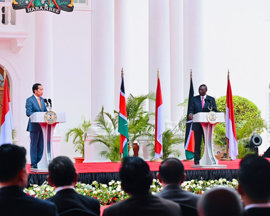 Presiden Jokowi dan Presiden Republik Kenya, William Ruto memberikan pernyataan pers bersama di State House, Nairobi, Republik Kenya, Senin (21/8/2023). (Dok/BPMI Setpres)