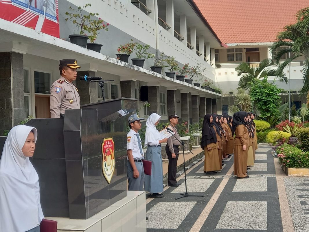 Kasat Binmas Polrestabes Medan Kompol Kamdani menjadi Irup di SMAN 1 Medan, Senin (21/8/2023). (Dok/Polrestabes Medan)