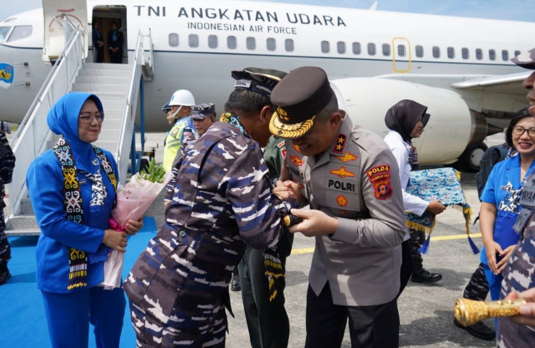 Penjemputan KSAL Laksamana TNI Dr Muhammad Ali SE MM MTrOpsla di Lanud Dhomber Balikpapan, Selasa (22/8/2023).