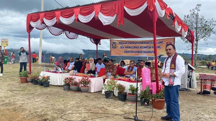 Bupati Humbahas yang diwakili Sekdakab Tonny Sihombing membuka secara resmi Panorama Agrowisata Sileme-leme, di Dusun VII Sipariama, Desa Parsingguran II, Kecamatan Pollung, Minggu (20/8/2023). (Dok/Kominfo Humbahas)