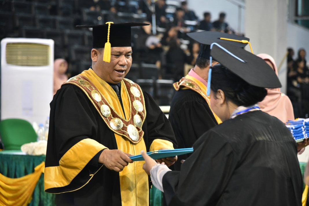 Rektor Unimed Prof Dr Syamsul Gultom saat mewisuda lulusan Unimed di Ruang Serba Guna, Selasa (22/8/2023). (Dok/Unimed)