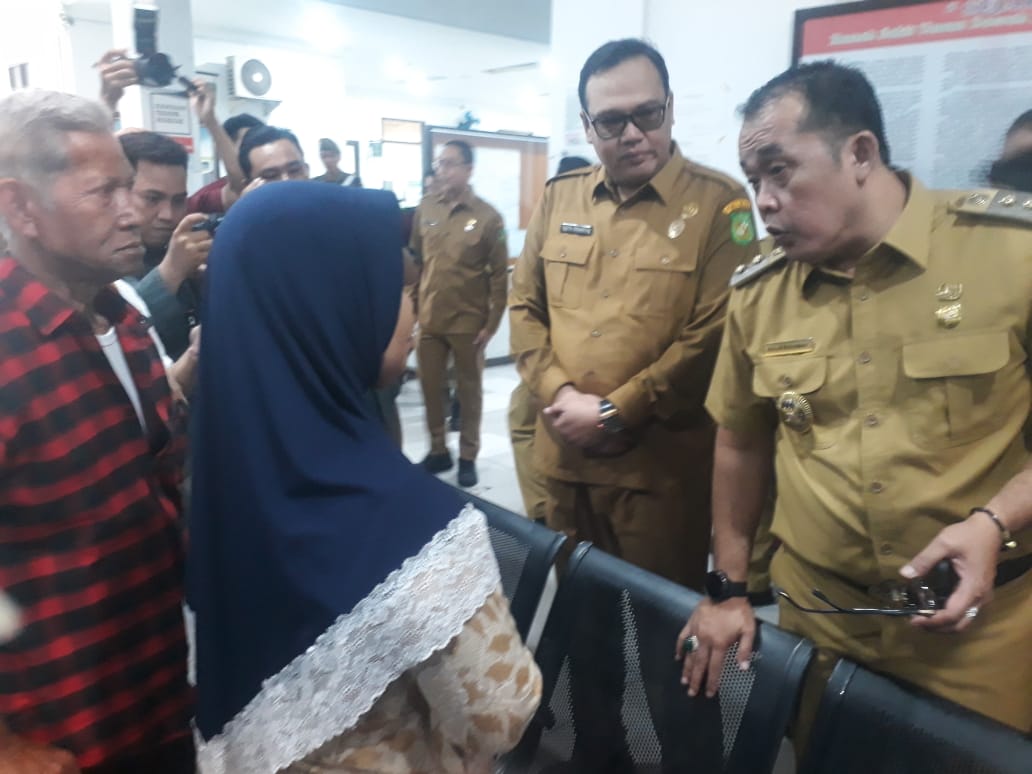 Wakil Wali Kota Medan Aulia Rachman sedang berbicara kepada seorang pasien berobat jalan di acara puncak perayaan HUT ke 95 RSUD Dr Pirngadi Medan, Selasa (22/8/2023). (Dok/Forwakes Sumut)