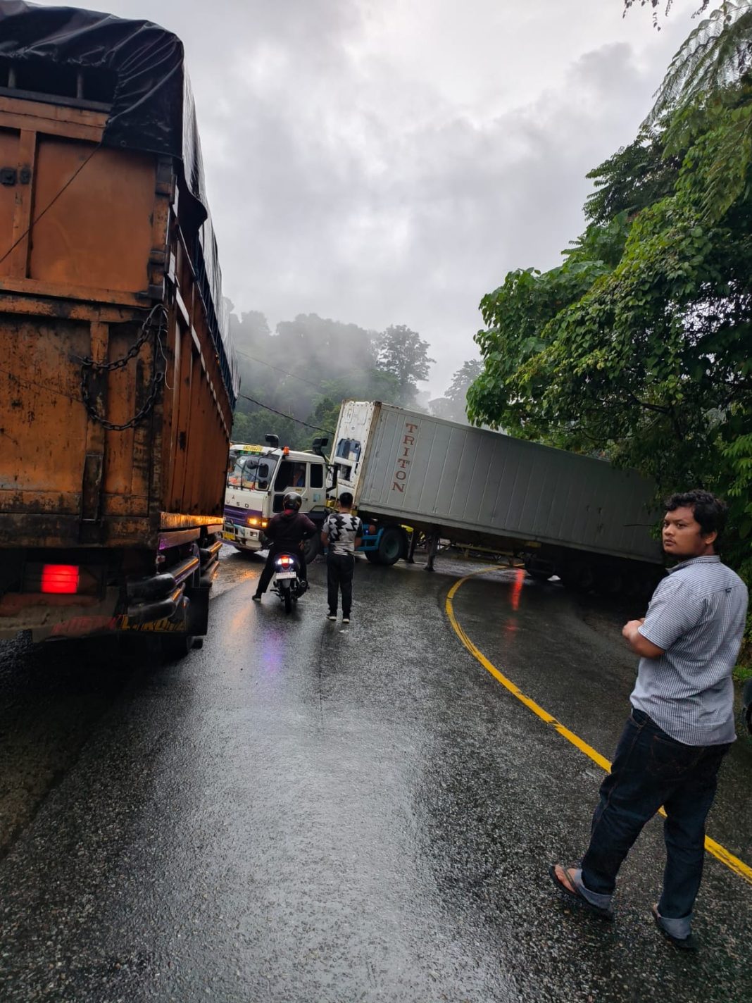 Truk kontainer mogok dalam posisi melintang di badan Jalan Jamin Ginting Km 36, Kecamatan Sibolangit, Selasa (22/8/2023). (Dok/Hesron Tarigan)