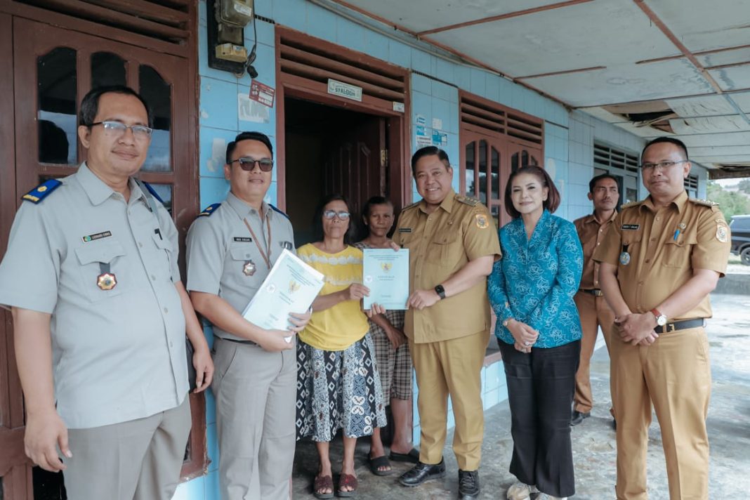 Bupati Dairi Eddy Keleng Ate Berutu menyerahkan sertifikat tanah sebanyak 193 persil kepada warga Desa Sitinjo, Senin (21/8/2023). (Dok/Kominfo Dairi)