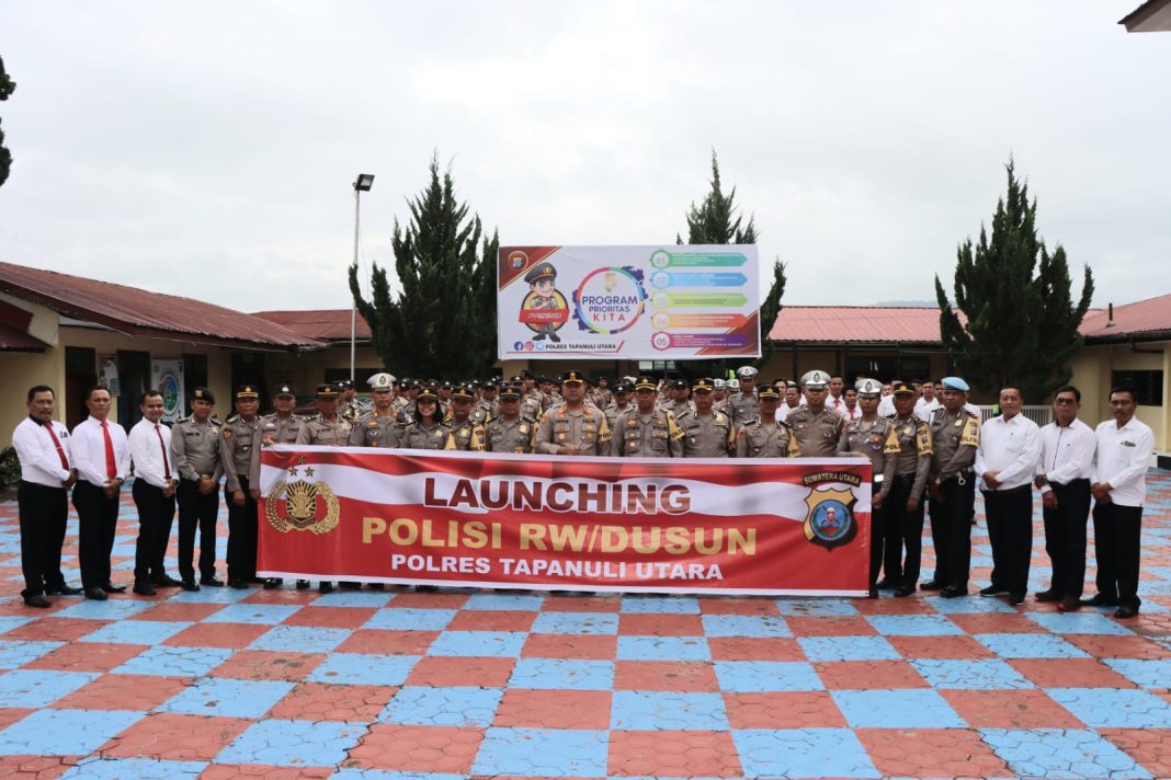 Kapolres Taput AKBP Johanson Sianturi bersama PJU Polres Taput dan sejumlah personel foto bersama pada apel gelar pasukan dalam rangka launching Polisi RW/Dusun di Mapolres Taput. (Dok/Humas Polres Taput)