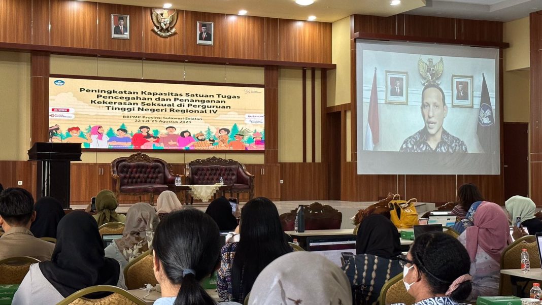 Mendikbudristek RI Nadiem Makarim saat memberikan sambutan pada kegiatan peningkatan kapasitas Satgas PPKS di PTN Region IV di BBPMP Provinsi Sulawesi Selatan, Makassar, Selasa (22/8/2023). (Dok/Kemendikbudristek RI)