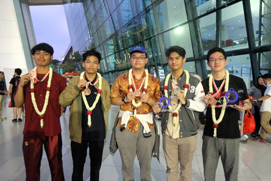 Tim Indonesia yang terdiri dari lima siswa. (Dok/Kemendikbudristek RI)