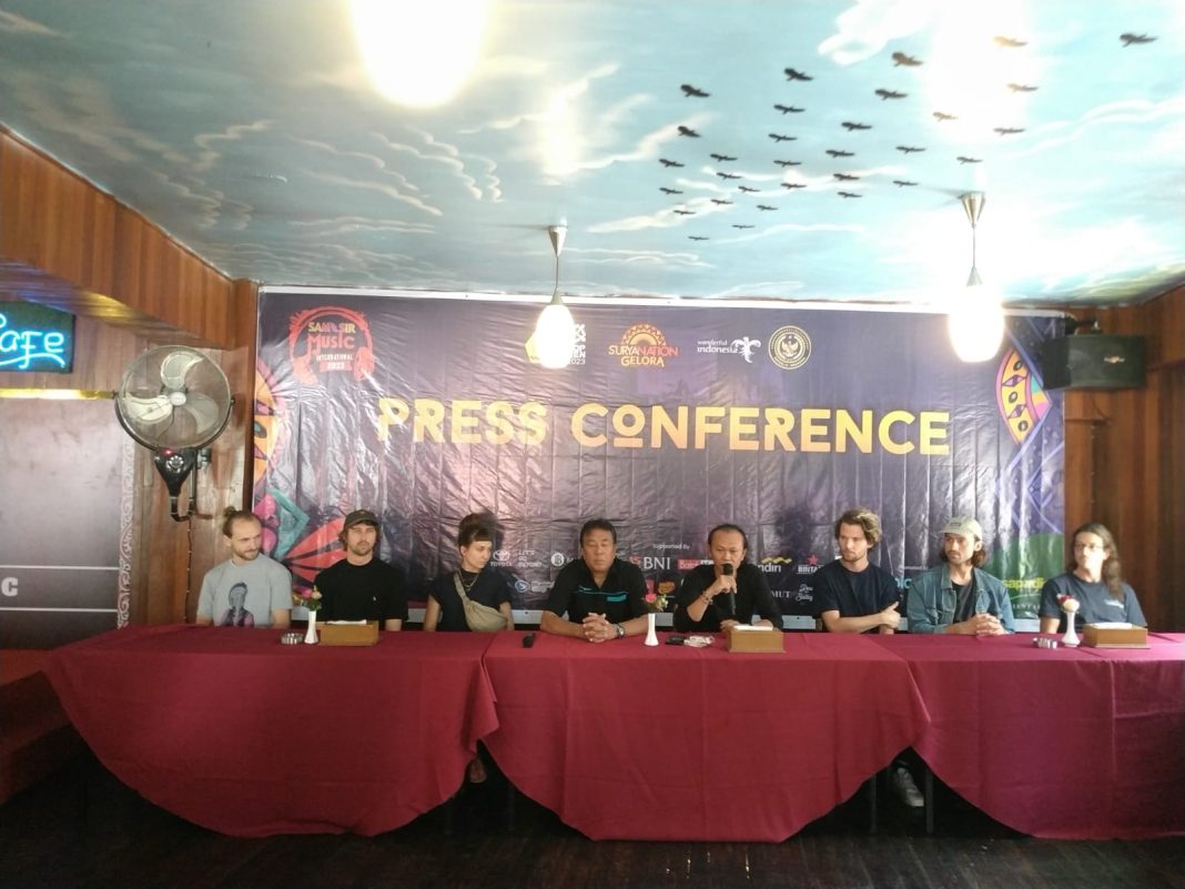 Founder SMI Henry Manik didampingi beberapa musisi international saat menggelar konferensi pers di Sapadia Hotel di Jalan Diponegoro Pematangsiantar, Selasa (22/8/2023).