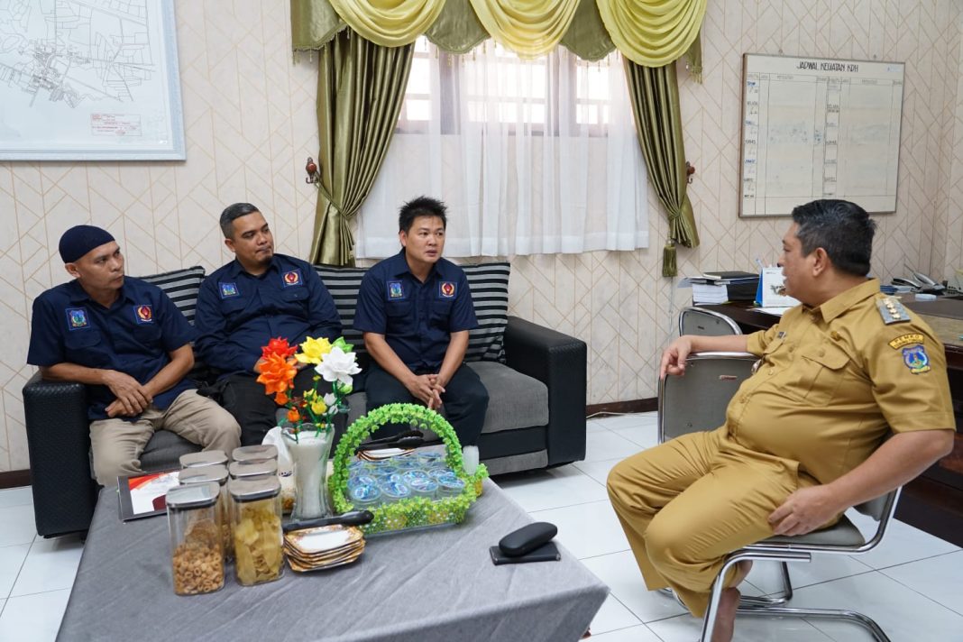 Pj Wali Kota Syarmadani saat menerima audiensi pengurus KONI Tebingtinggi di Rumah Dinas Wali Kota, Jalan Sutomo, Selasa (22/8/2023). (Dok/Kominfo Tebingtinggi)
