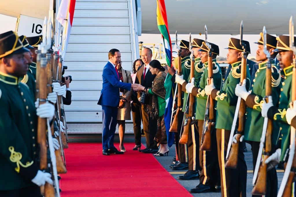 Presiden Jokowi tiba di Johannesburg, Republik Afrika Selatan, Rabu (23/8/2023). (Dok/BPMI Setpres)