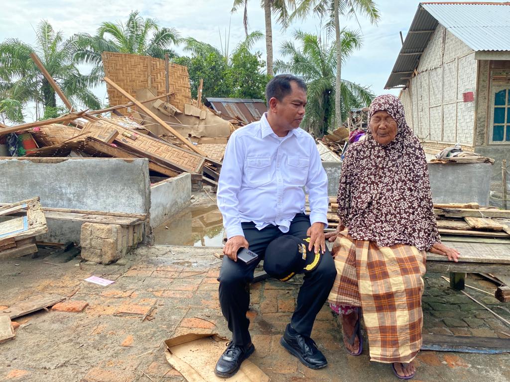 Bupati Sergai diabadikan bersama Misnik (62), korban yang rumahnya rusak berat diterjang puting beliung di Dusun V Desa Pelintahan, Kecamatan Sei Rampah, Rabu (23/8/2023).