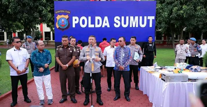 Kapolda Sumut Irjen Pol Agung Setya Imam Effendi memberikan penjelasan pada paparan kasus sindikat perampokan mesin ATM di Mapolda Sumut, Rabu (23/8/2023).