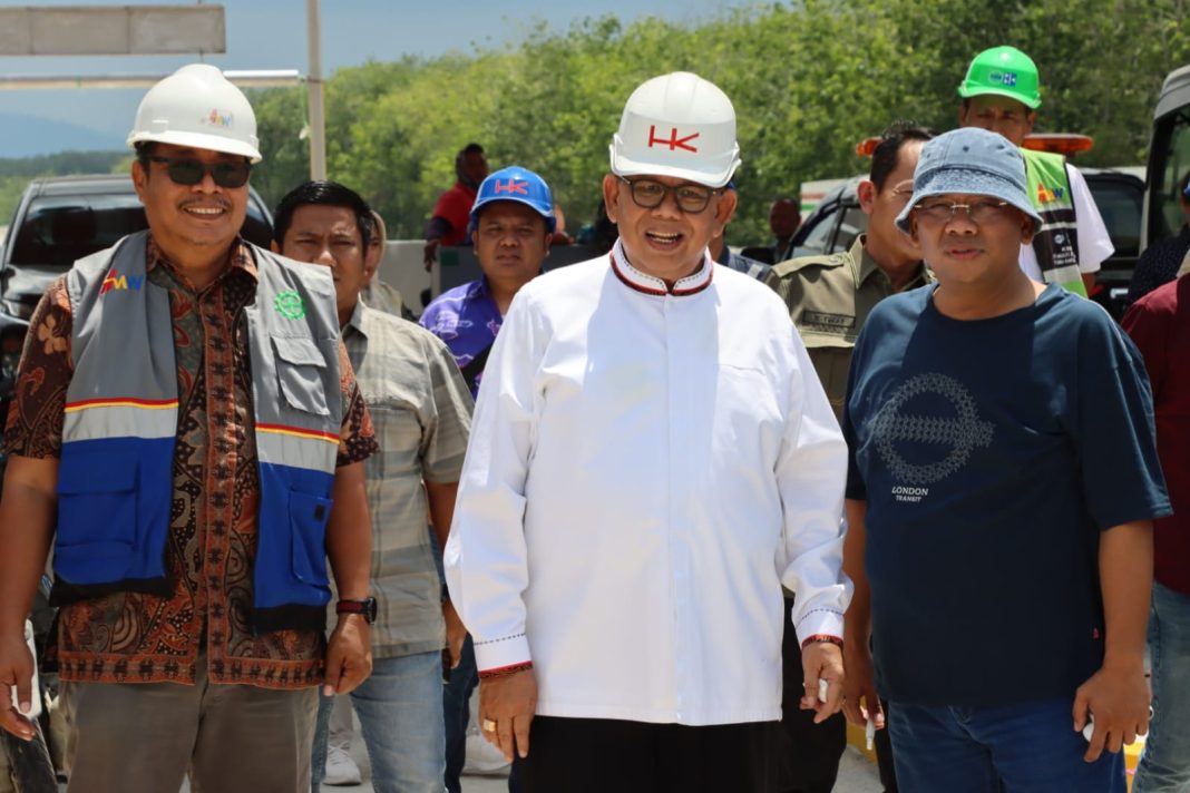 Ketua DPRD Sumut Drs Baskami Ginting meninjau proyek pembangunan Jalan Tol Medan-Kisaran-Indrapura Asahan yang progresnya hampir tuntas, Rabu (23/8/2023). (Dok/Humas).